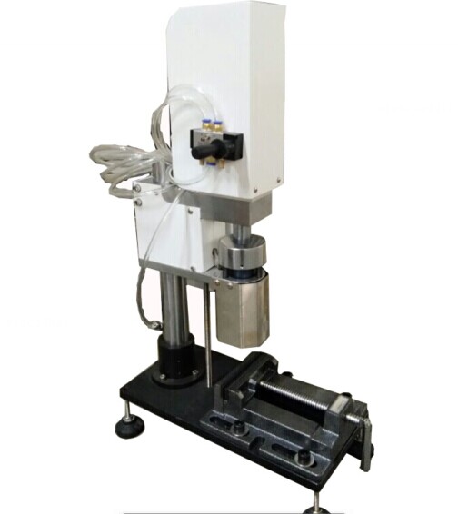 Benchtop injection molding machine with air compressor